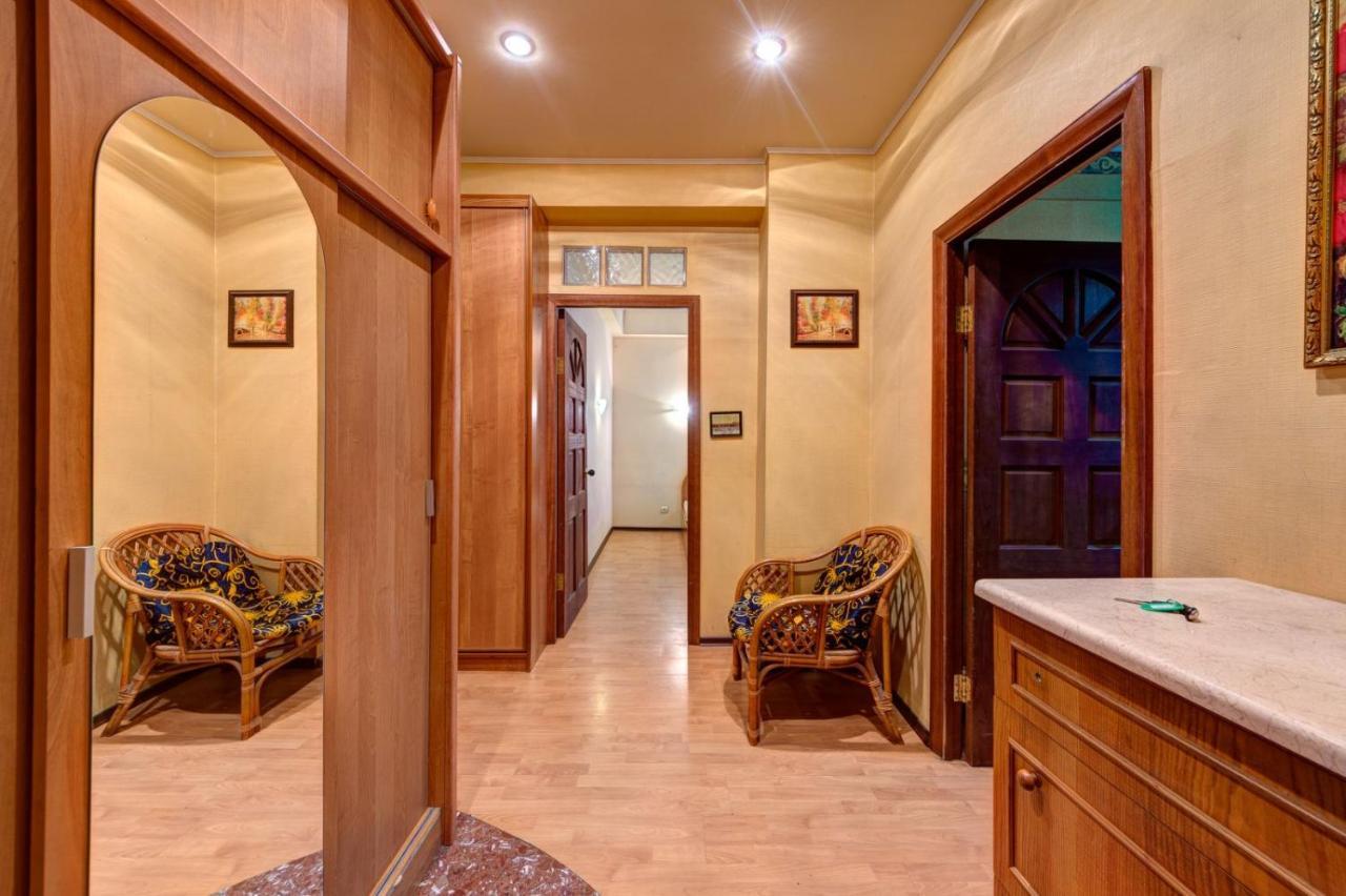Three-Room Apartment Near Ocean Plaza Kiew Exterior foto
