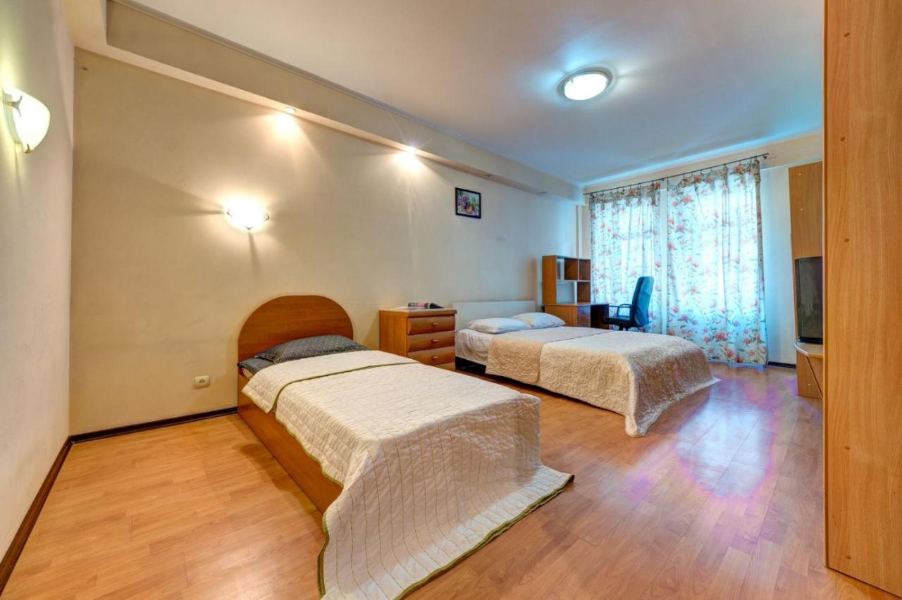 Three-Room Apartment Near Ocean Plaza Kiew Exterior foto